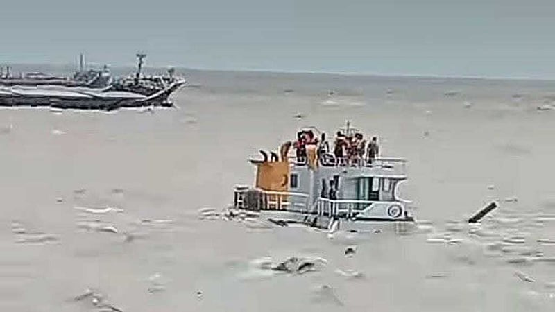 ভাসানচরের কাছে চুনাপাথর নিয়ে ডুবেছে লাইটারেজ জাহাজ