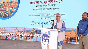চট্টগ্রাম বন্দর বাংলাদেশের অর্থনীতির হৃৎপিণ্ড: প্রধান উপদেষ্টা