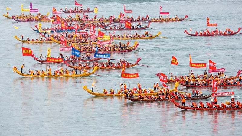ড্রাগনের পাল তুলে চীনে দুই হাজার বছরের জলউৎসব