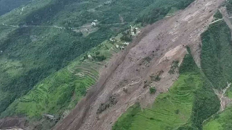 চীনে ভারি বৃষ্টির মধ্যে ভূমিধসে ৪ মৃত্যু, নিখোঁজ ১৭