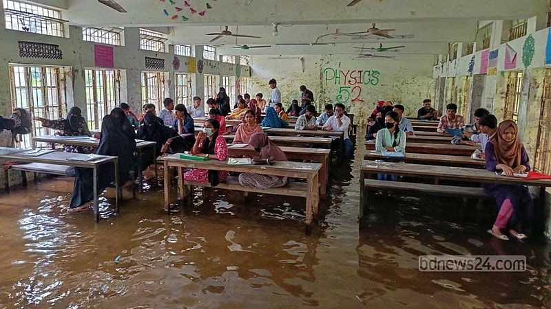 কুমিল্লা ভিক্টোরিয়া কলেজে হাঁটু পানিতে বসে ভর্তি পরীক্ষা দিলেন শিক্ষার্থীরা
