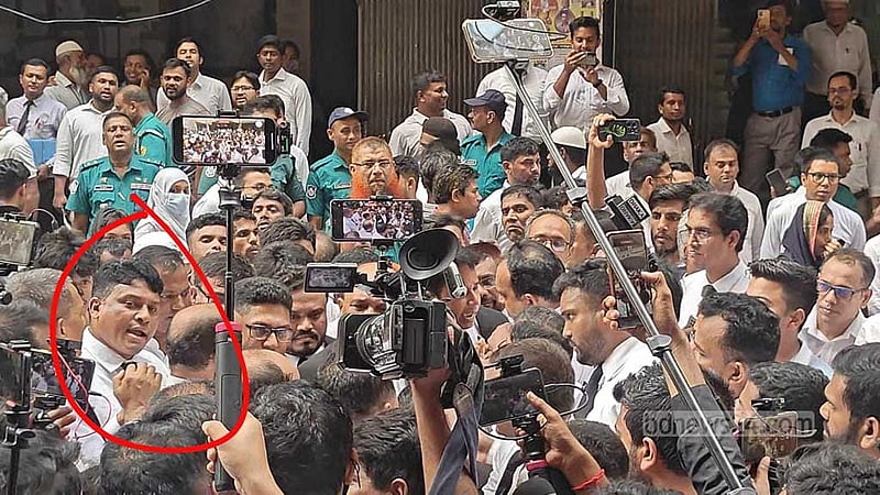 এজলাসে বিতণ্ডা, বাইরে এসে সাংবাদিকদের ওপর চড়াও আইনজীবীরা