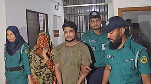 বড় ভাইকে ‘হত্যার’ পর লাশ নিয়ে ‘পালানোর’ সময় চালকের ফোনে স্ত্রীসহ আটক