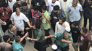 রইস হত্যা: চট্টগ্রামের বিভিন্ন সড়কে অবরোধ, পাল্টাপাল্টি ধাওয়া