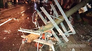 ঝড়ো বাতাসে বিদ্যুতের খুঁটি ভেঙে বিদ্যুৎ বিচ্ছিন্ন বরুড়া উপজেলা