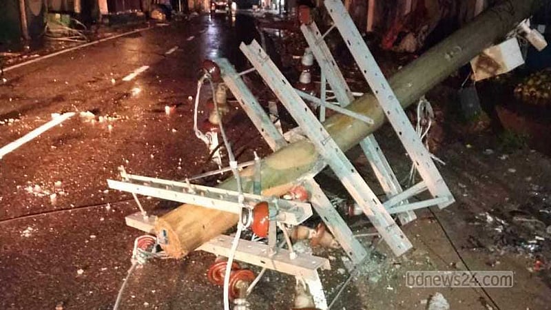 ঝড়ো বাতাসে বিদ্যুতের খুঁটি ভেঙে বিদ্যুৎ বিচ্ছিন্ন বরুড়া উপজেলা