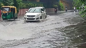 দিল্লিতে বৈরী আবহাওয়া: গাছচাপায় ৪ মৃত্যু, শতাধিক ফ্লাইট বিলম্বিত
