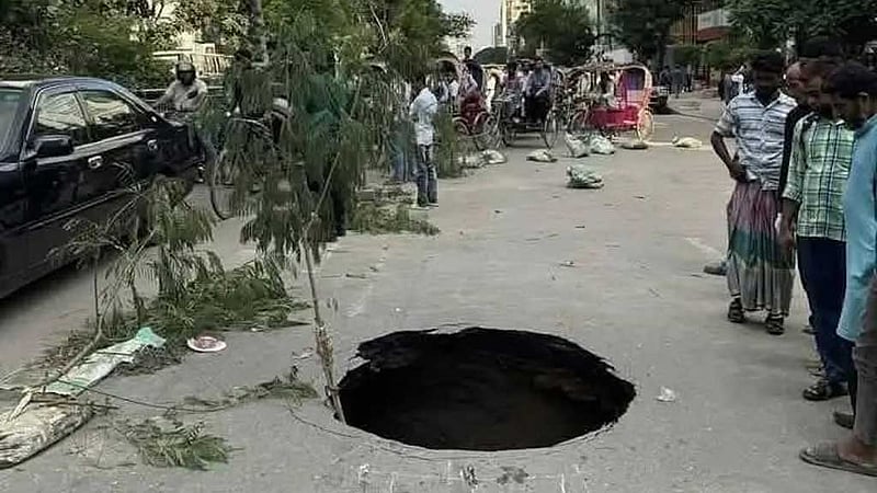 রাজধানীর সাতমসজিদ সড়কে যে কারণে বিশাল গর্ত