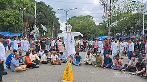 ইশরাককে শপথ পড়ানোর দাবিতে চলছে নগর ভবন ‘ব্লকেড'