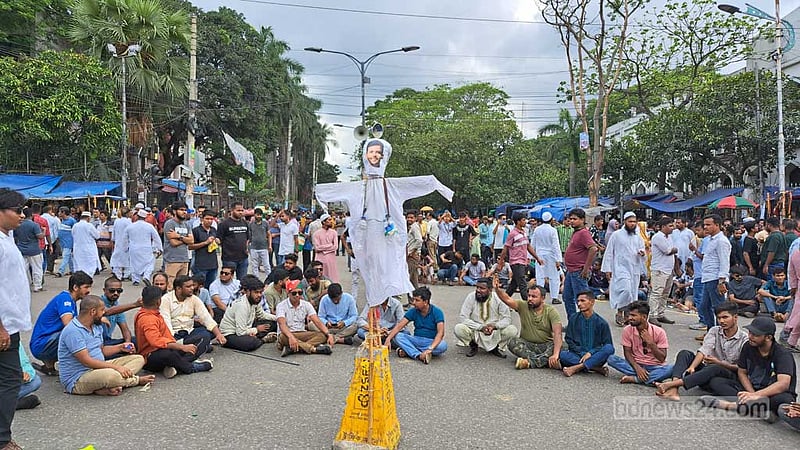 ইশরাককে শপথ পড়ানোর দাবিতে চলছে নগর ভবন ‘ব্লকেড'