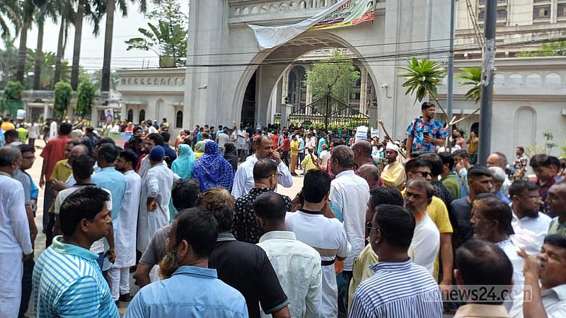 উপদেষ্টা আসিফ মাহমুদকে ‘অবাঞ্ছিত’ ঘোষণা, নগর ভবনে তালা ইশরাক সমর্থকদের
