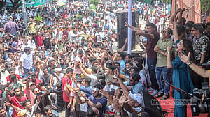 নগরভবন ঘিরে ইশরাক সমর্থকদের বিক্ষোভ