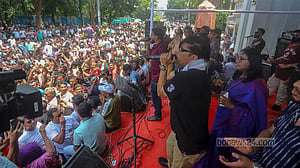 ইশরাকের পক্ষে আন্দোলনে কর্মচারী ইউনিয়ন, সেবা বন্ধের হুমকি