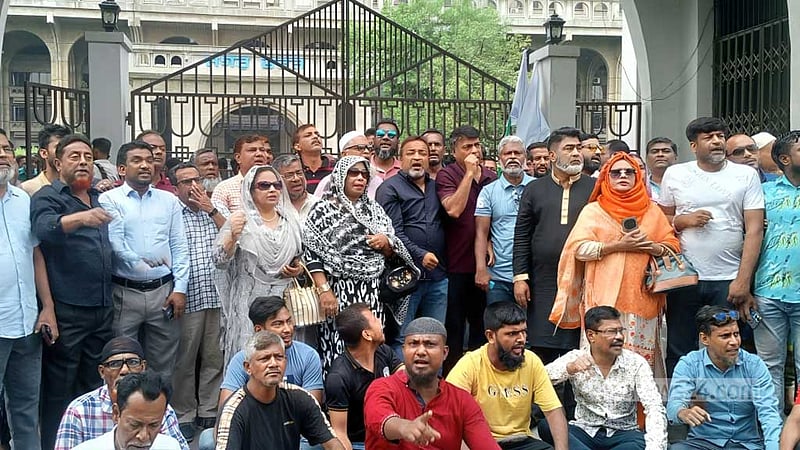 ইশরাক সমর্থকরা অনড়, নগর ভবন অবরুদ্ধ