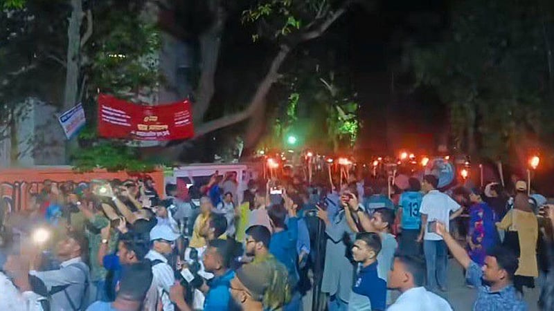 আজহারের মুক্তির প্রতিবাদে ঢাবিতে ছাত্রজোটের মিছিল