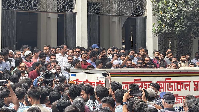 জানাজা শেষে বাড়ির পথে সাম্যের কফিন