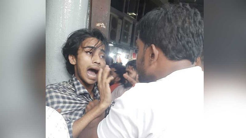 ঢাবির ২ শিক্ষার্থীকে মারধর: তিন ব্যবসায়ী রিমান্ডে