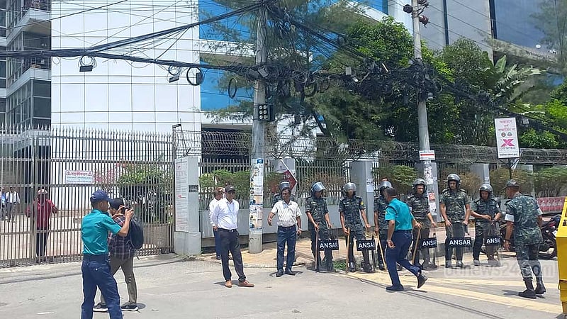এনসিপির বিক্ষোভের ডাক: নির্বাচন ভবনে বাড়তি নিরাপত্তায় যৌথবাহিনী