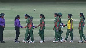 রোমাঞ্চকর লড়াইয়ে শেষ ওভারে হার ফারজানা-শারমিনদের