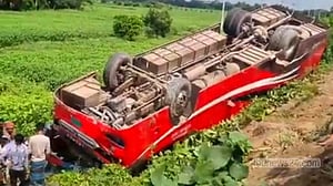 ফরিদপুরে নিয়ন্ত্রণ হারিয়ে যাত্রীবাহী বাস খাদে, আহত ২০