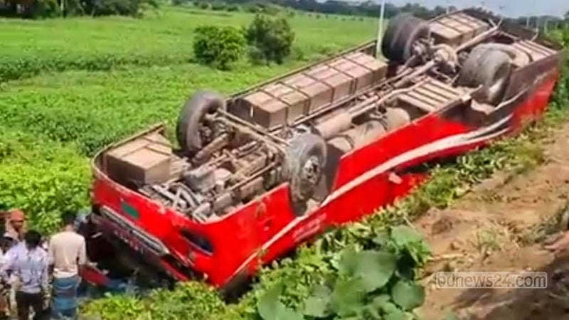 ফরিদপুরে নিয়ন্ত্রণ হারিয়ে যাত্রীবাহী বাস খাদে, আহত ২০