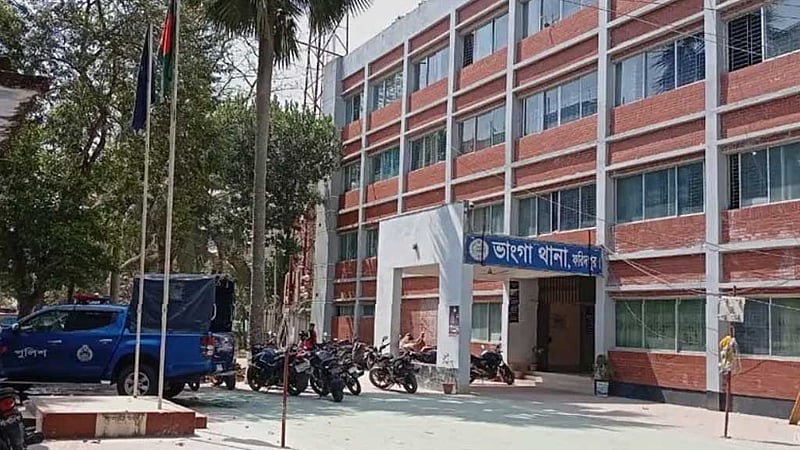 সেতুর ওপর গল্প করছিলেন ৩ জন, প্রতিপক্ষের হামলায় প্রাণ গেল একজনের