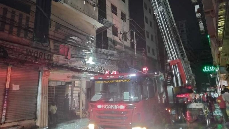 পুরানা পল্টনের বহুতল ভবনের আগুন ৪ ঘণ্টায় নিয়ন্ত্রণে
