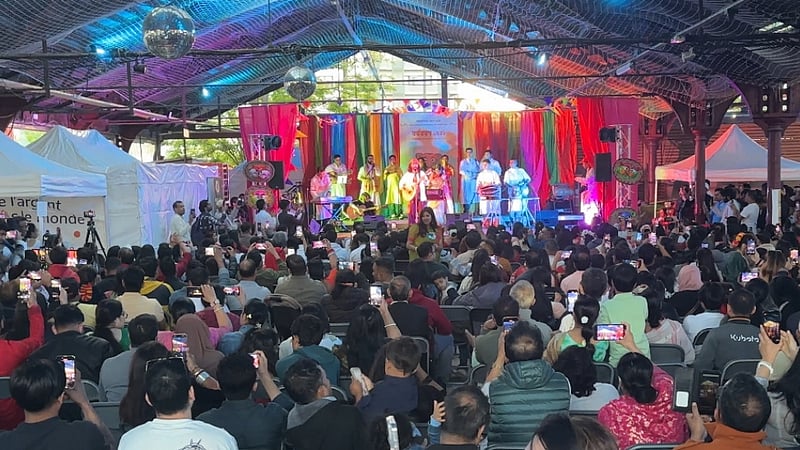 প্যারিসে বর্ণাঢ্য আয়োজনে উদীচীর বৈশাখী মেলা
