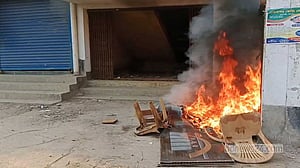 পলাশবাড়ী আওয়ামী লীগ কার্যালয়ে হামলা, ‘লুট হল’ জানালার গ্রিলও