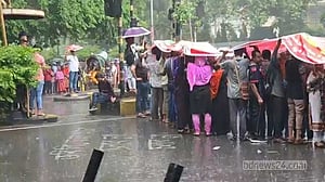 প্রধান উপদেষ্টার বাসভবনমুখী পোশাকশ্রমিকদের পদযাত্রা আটকাল কাকরাইলে