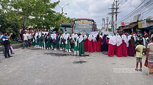 বাসের ধাক্কায় শিক্ষার্থী আহত, ঢাকা-ময়মনসিংহ মহাসড়কে বিক্ষোভ