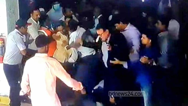 অটোপাসের দাবিতে জাতীয় বিশ্ববিদ্যালয় উপাচার্যের ওপর হামলার অভিযোগ