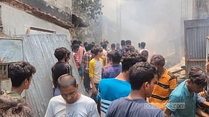 গাজীপুরে দুই ঘণ্টায় পুড়ল ২০ ঝুট গুদাম ও সুতার কারখানা