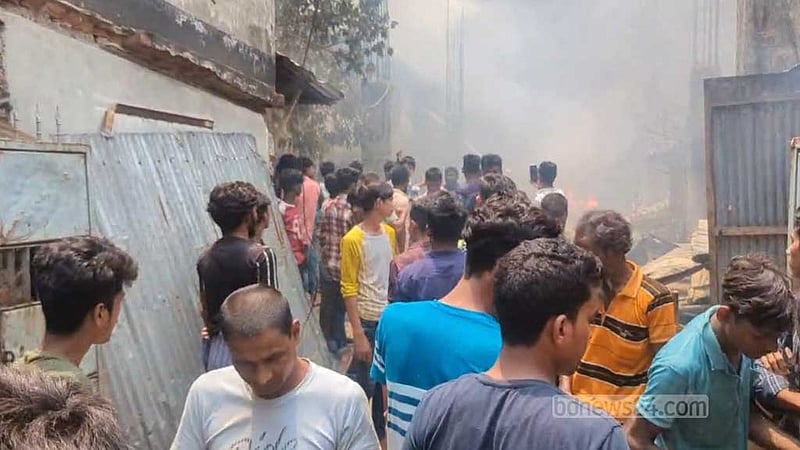 গাজীপুরে দুই ঘণ্টায় পুড়ল ২০ ঝুট গুদাম ও সুতার কারখানা