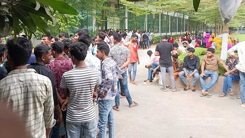 বকেয়া ও কারখানা খোলার দাবিতে গাজীপুরে শ্রমিক বিক্ষোভ