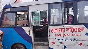 হাফ ভাড়া নিয়ে তর্ক, ‘হেলপারের’ ধাক্কায় বাস থেকে পড়ে শিক্ষার্থীর মৃত্যু