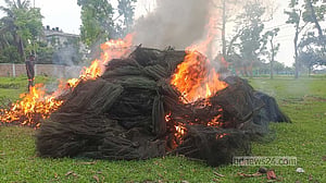 গোপালগঞ্জে পোড়ানো হল সাড়ে ৫ হাজার মিটার চায়না দুয়ারী জাল