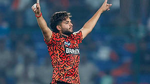 হার্শ দুবের বুদ্ধিদীপ্ত বোলিংয়ে মুগ্ধ ভেটোরি ও কুম্বলে
