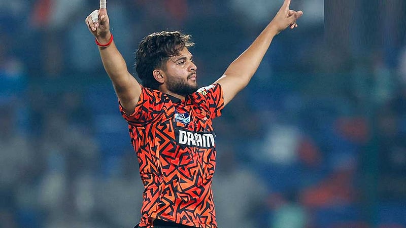 হার্শ দুবের বুদ্ধিদীপ্ত বোলিংয়ে মুগ্ধ ভেটোরি ও কুম্বলে