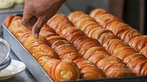 জুরাইনের জনপ্রিয় মধুবন রুটি