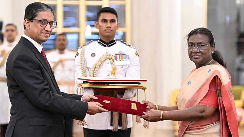 ভারতের রাষ্ট্রপতির কাছে পরিচয়পত্র পেশ বাংলাদেশের নতুন হাই কমিশনারের