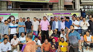 নগর ভবনে ইশরাক সমর্থকদের বিক্ষোভ চলছেই
