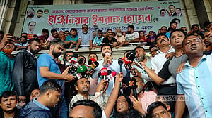 এক মেয়রকেই শপথ পড়াতে ‘ব্যর্থ’, ৩০০ এমপিকে কী করে: সরকারকে ইশরাক
