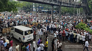 মৎস্যভবন মোড়ে ইশরাক সমর্থকদের উল্লাস, দুই উপদেষ্টার বিদায় চেয়ে স্লোগান