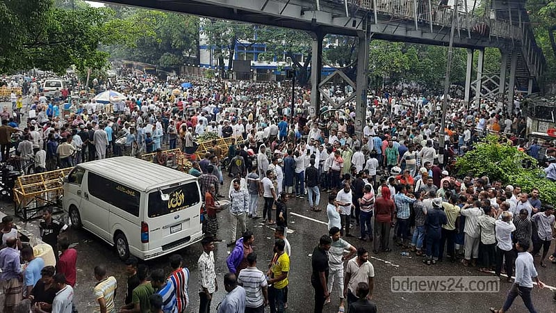 মৎস্যভবন মোড়ে ইশরাক সমর্থকদের উল্লাস, দুই উপদেষ্টার বিদায় চেয়ে স্লোগান