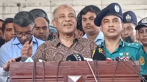 জনদুর্ভোগ কমাতে সড়ক ছেড়ে দেওয়ার অনুরোধ স্বরাষ্ট্র উপদেষ্টার