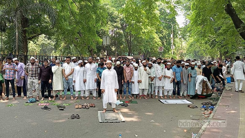 ‘বড় জমায়েতের’ আগে যমুনার সামনেই জুমার নামাজ