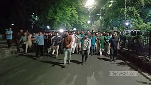 স্বেচ্ছাসেবক ও যুবলীগ নিষিদ্ধ হচ্ছে, ফেইসবুকে উপদেষ্টা আসিফ