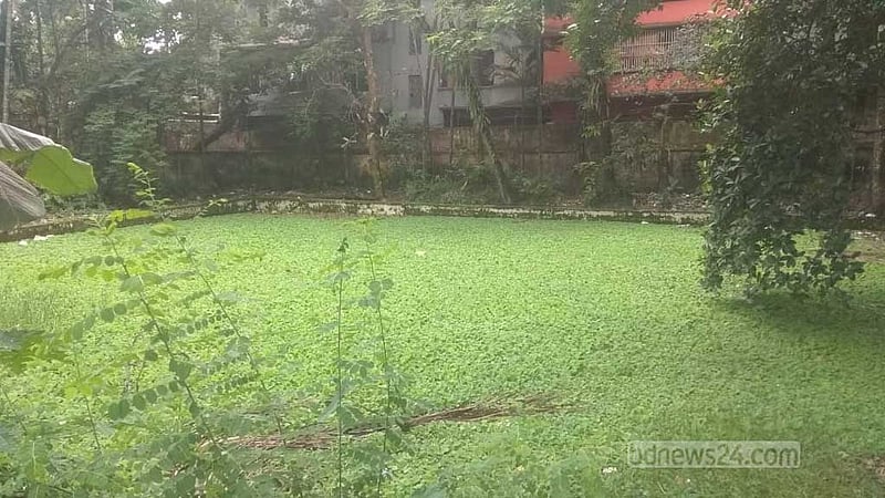 বিদ্যালয় ভবনের জন্য শতবর্ষী পুকুর ভরাটের প্রস্তুতি