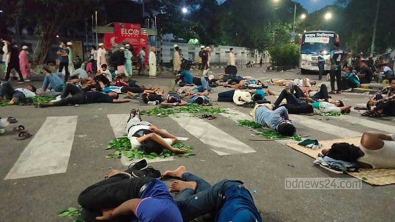 জবির আন্দোলনকারীদের রাত কেটেছে সড়কে, বিক্ষোভ অব্যাহত